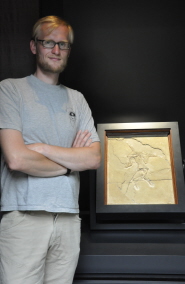 Dr Jakob Vinther beside the cast of the Berlin specimen of Archaeopteryx lithographica