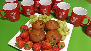 CO90s mugs and cakes