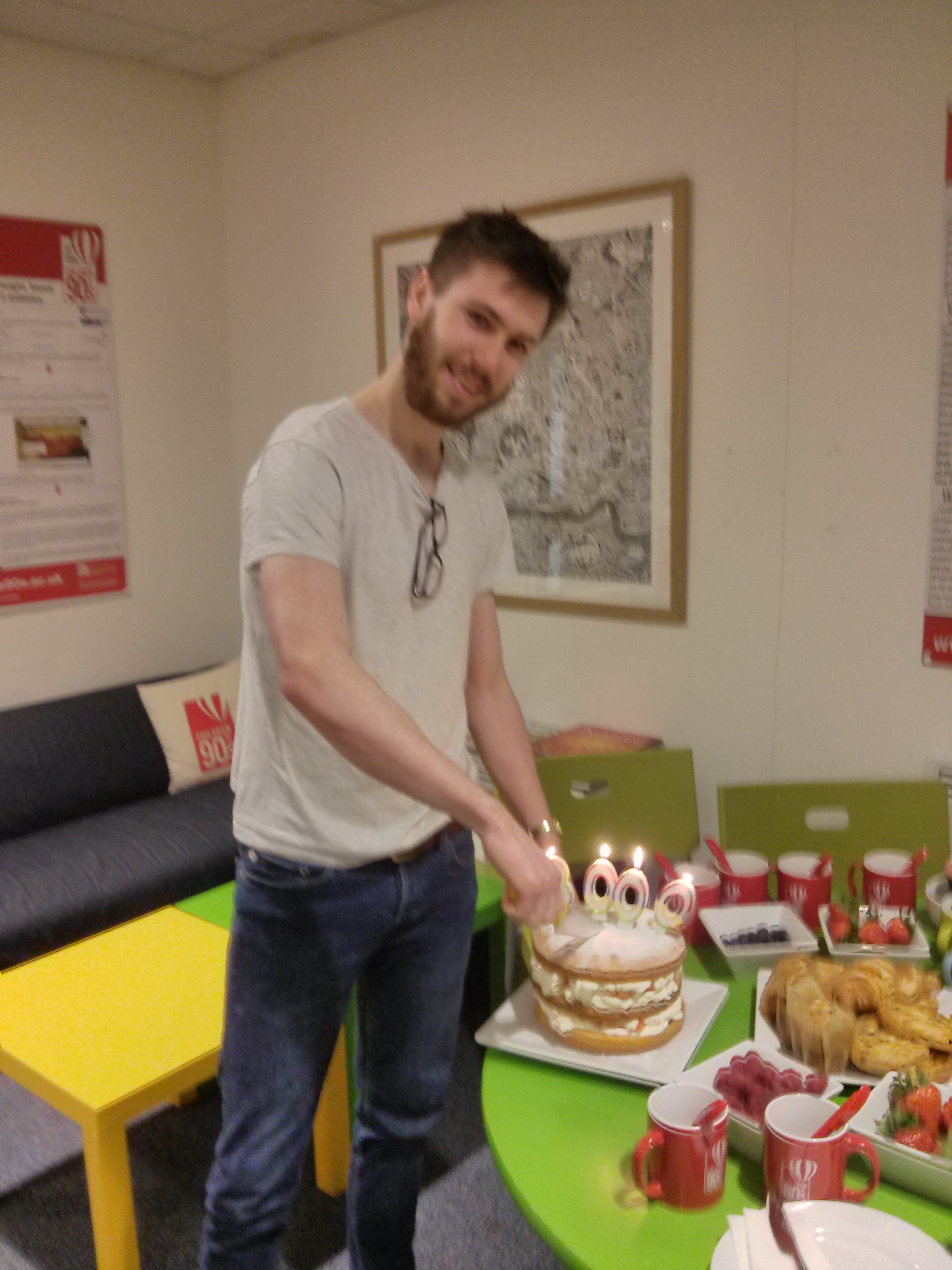 3,000th YP cuts cake