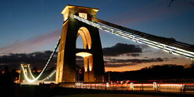 标志性的克利夫顿吊桥在日落时亮了起来。 