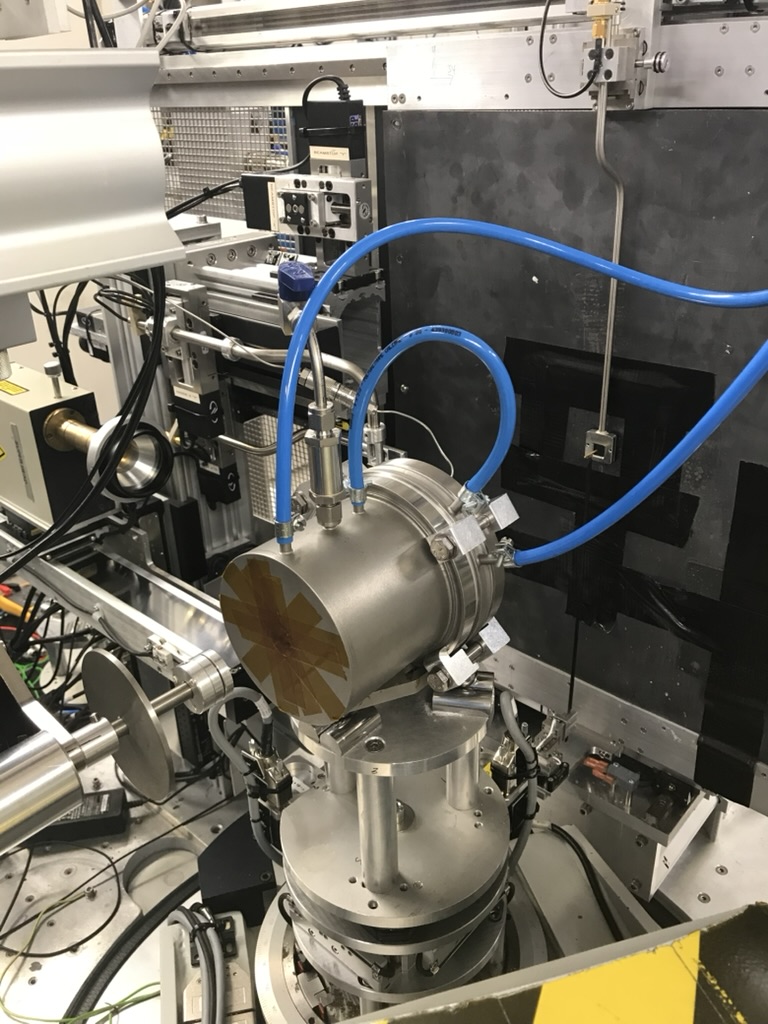 The externally heated diamond anvil cell mounted at beamline I15, Diamond Light Source
