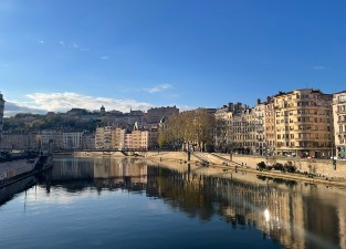 An image of Lyon's river and surrounding buildings