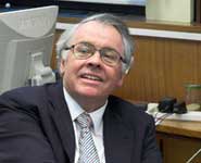 Mr Robert Tuttle, US Ambassador to Britain, at the School of Chemistry
