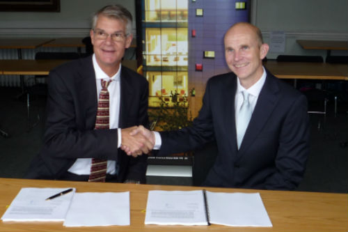 Dr Neil Fox, University of Bristol and Claes Parflo, Vice President, Global Sales of Scienta Omicron GmbH signing contract.