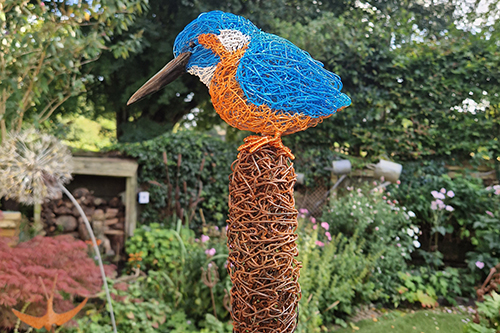 A 3D wire sculpture of a kingfisher by Hayley Fisher