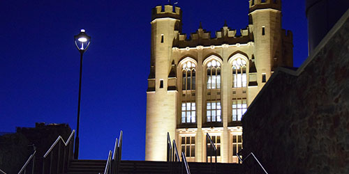 历史悠久的大学大楼在晚上亮了起来。 