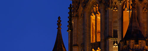 历史悠久的威尔斯纪念馆在夜空中熠熠生辉。